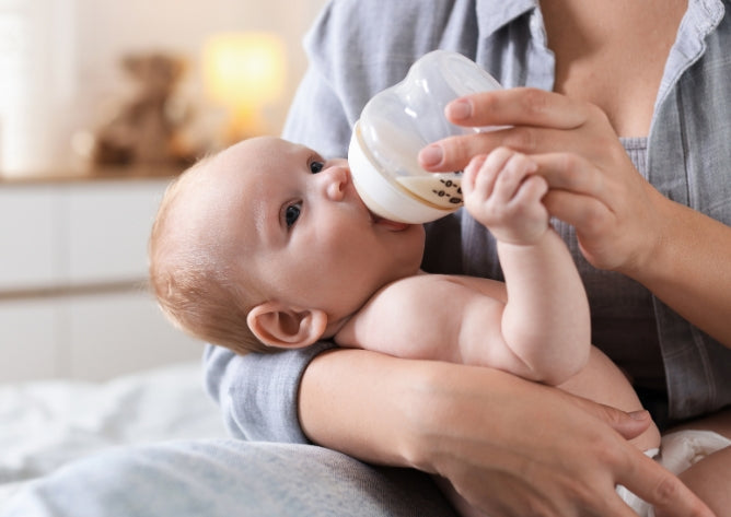 Studie: Nappflaskor av plast släpper ut mikroplaster. Borde du vara orolig?